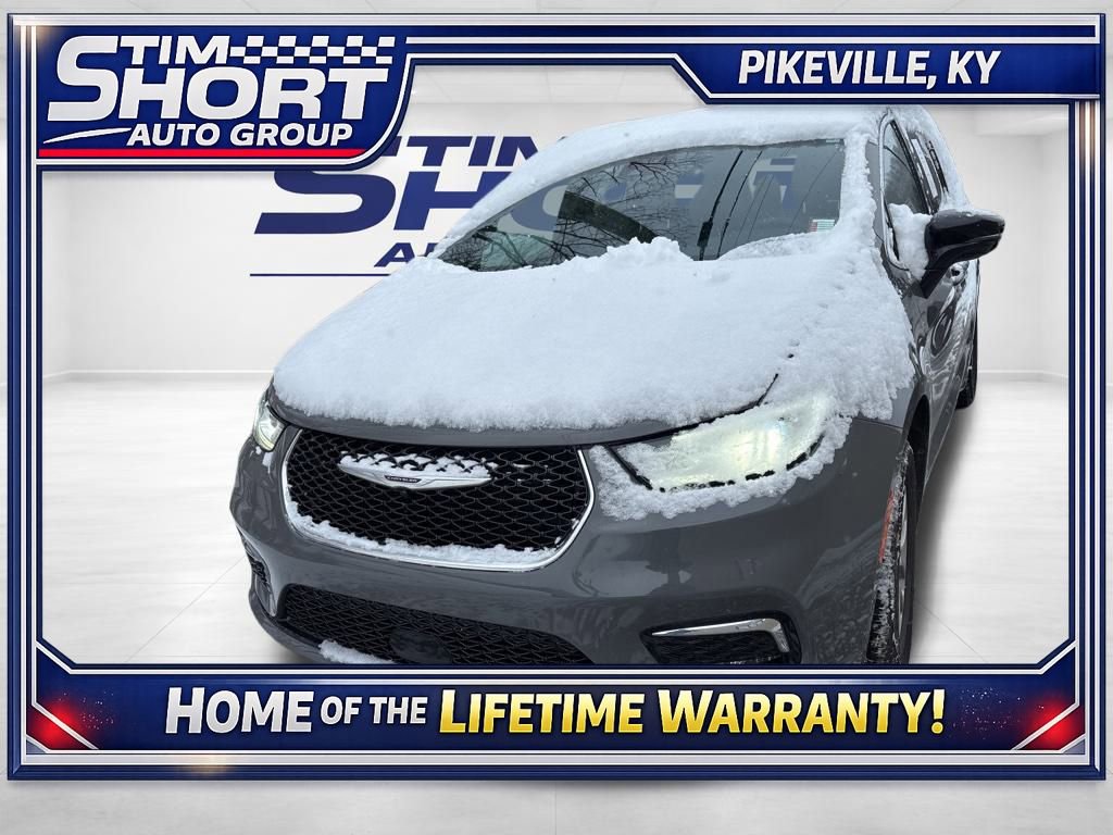 Used 2025 Chrysler Pacifica Select image 1