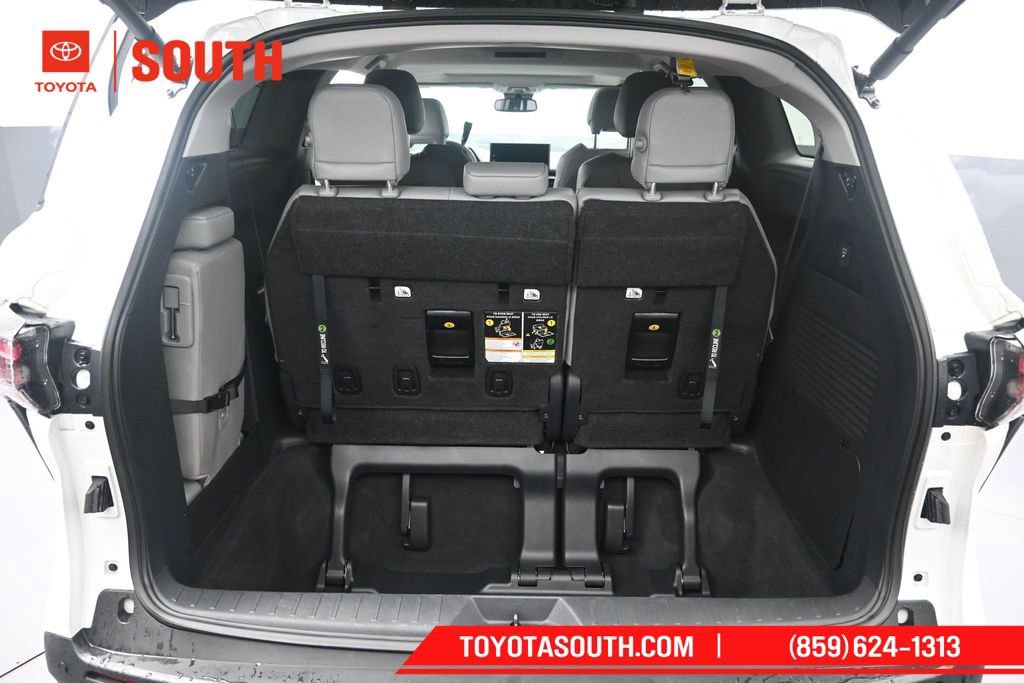 Used 2025 Toyota Sienna XLE FWD image 33