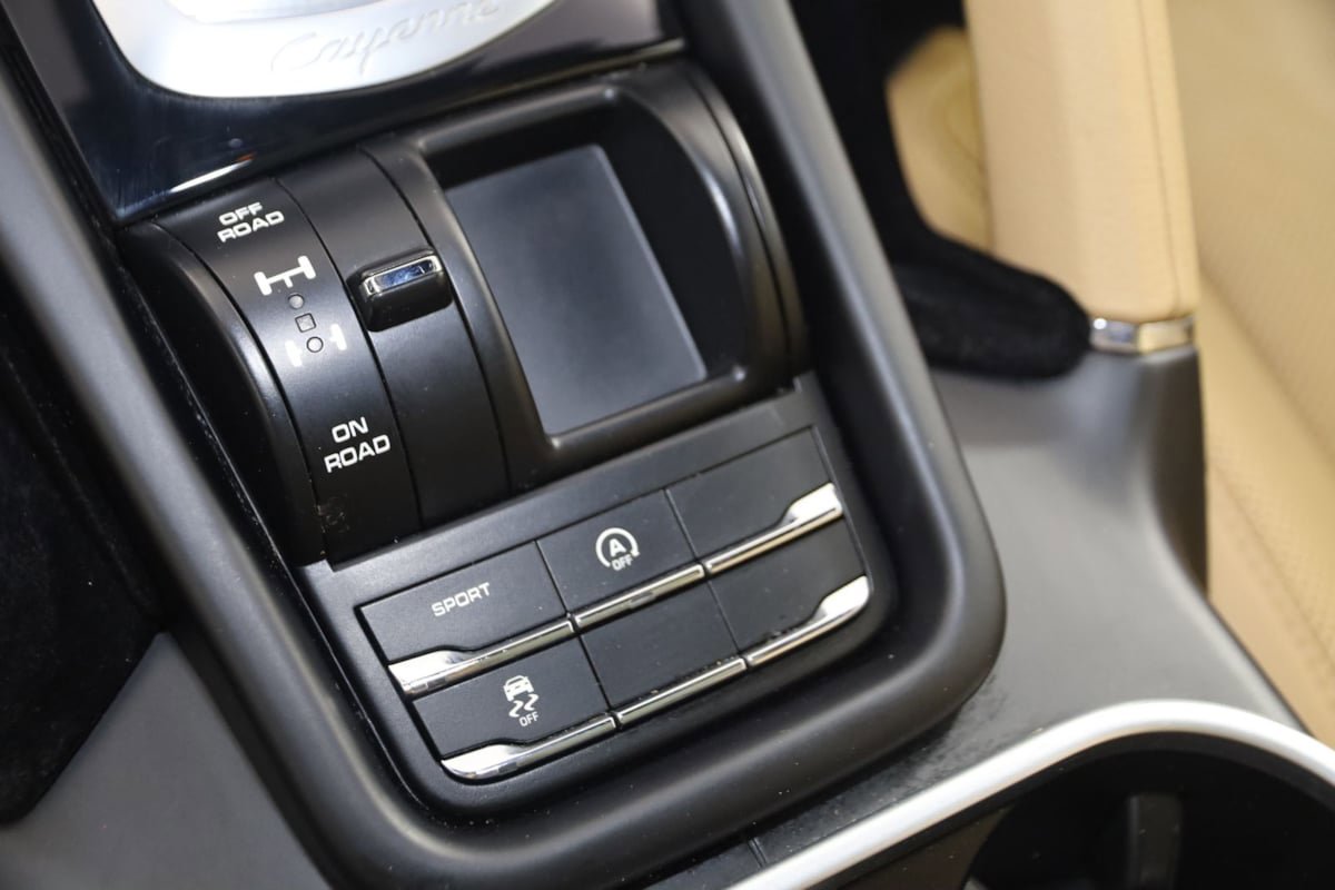 Used 2017 Porsche Cayenne Platinum Edition AWD/4WD image 27