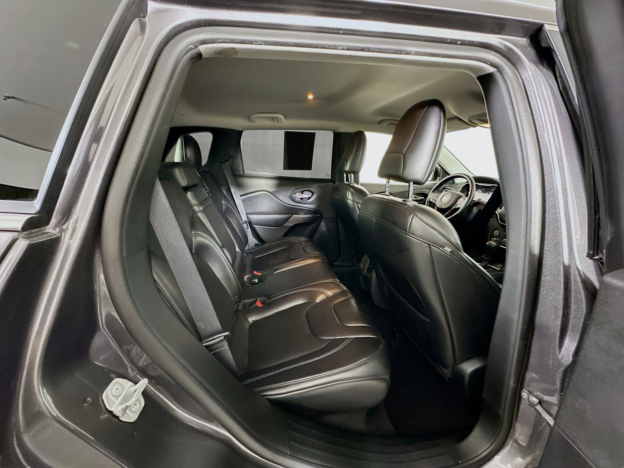 Used 2019 Jeep Cherokee Latitude Plus FWD image 28