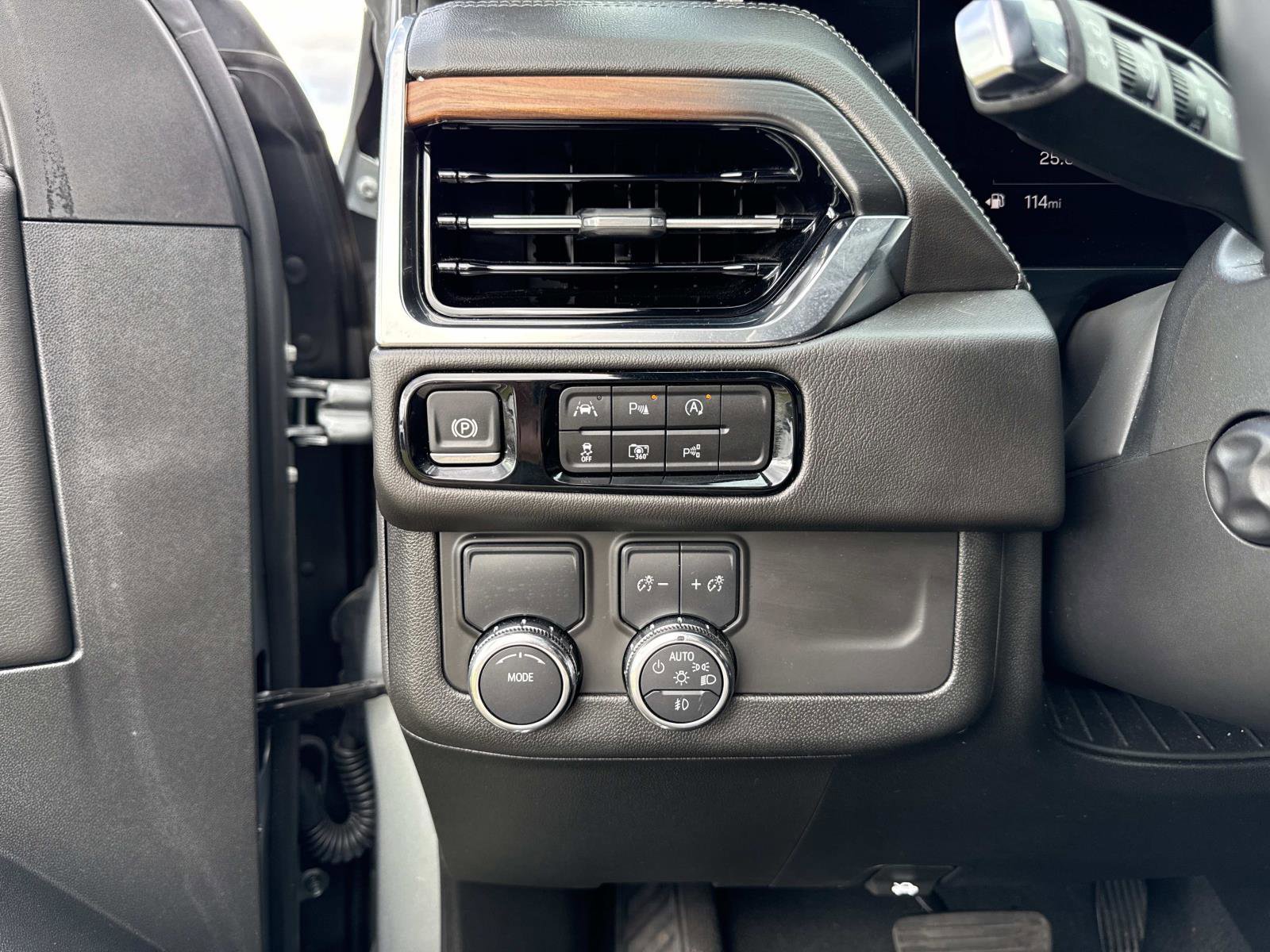 Used 2025 GMC Yukon XL Denali image 32