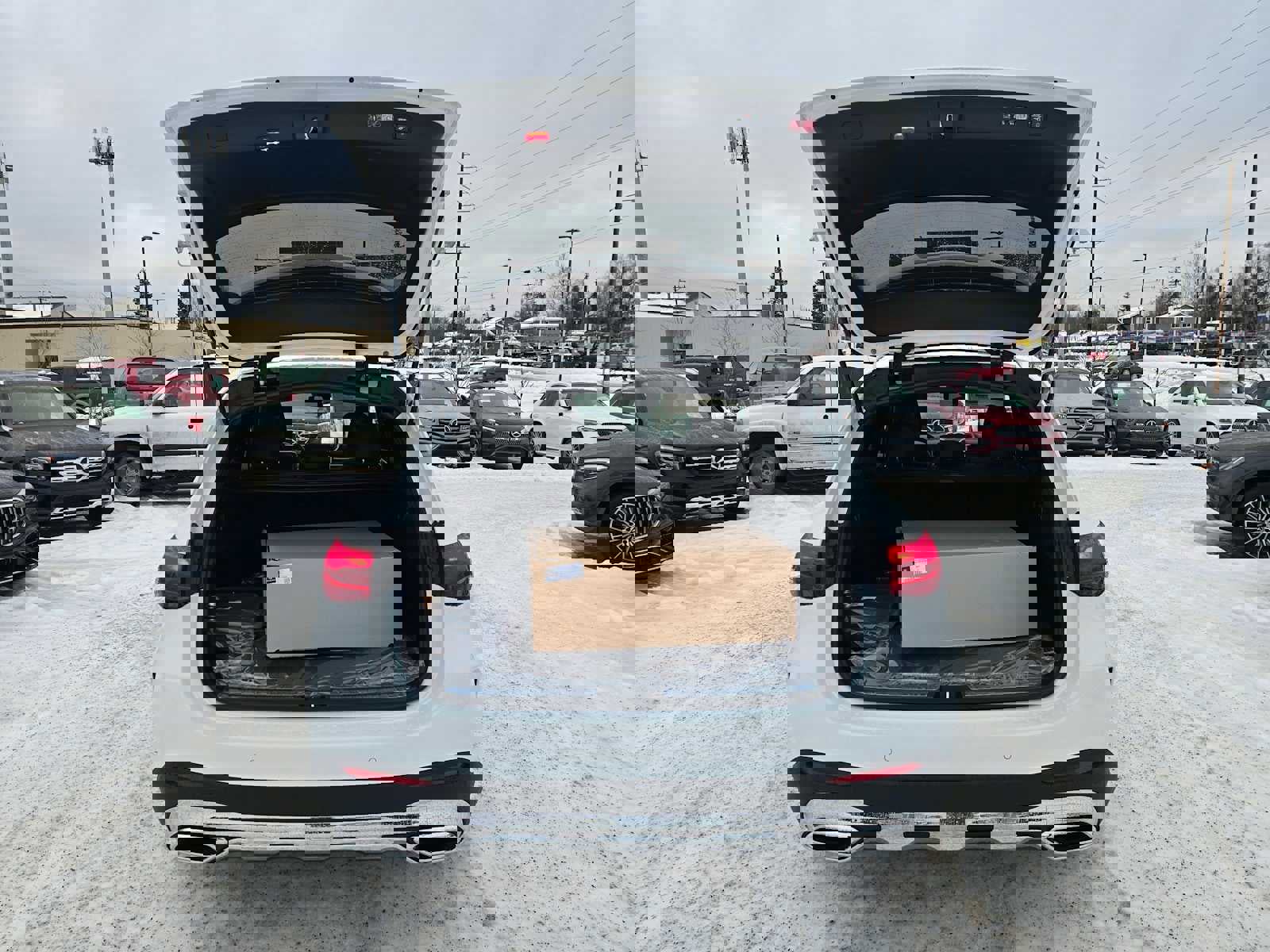 Used 2025 Mercedes-Benz GLC 350e 4MATIC image 10