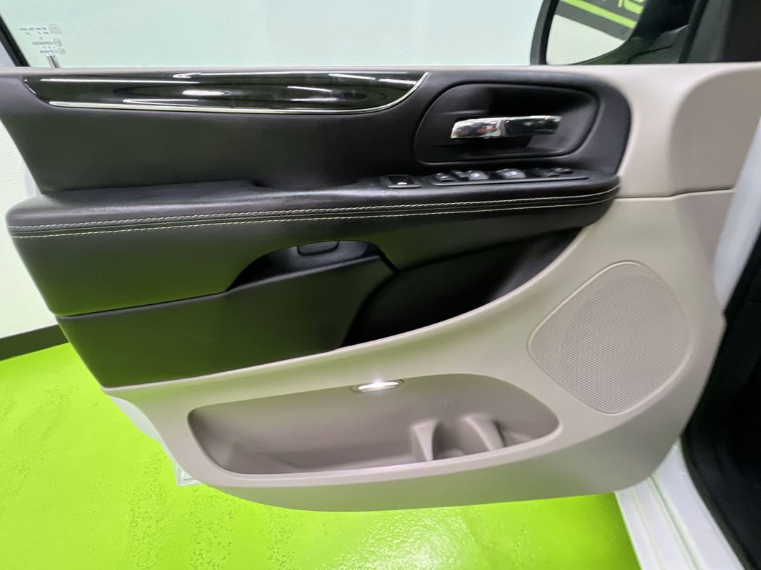 Used 2019 Dodge Grand Caravan SXT FWD image 16