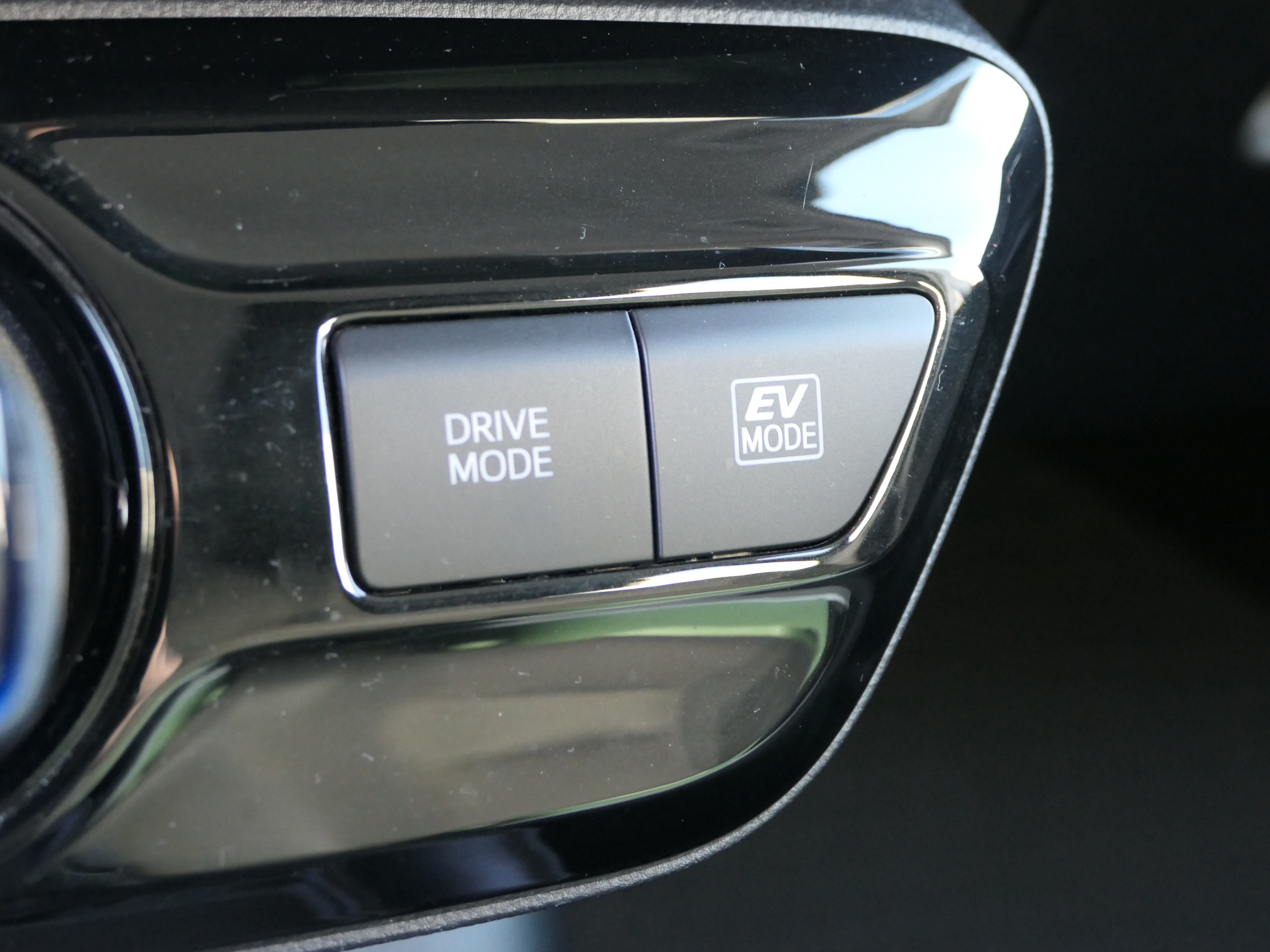 Used 2022 Toyota Prius L Eco FWD image 19