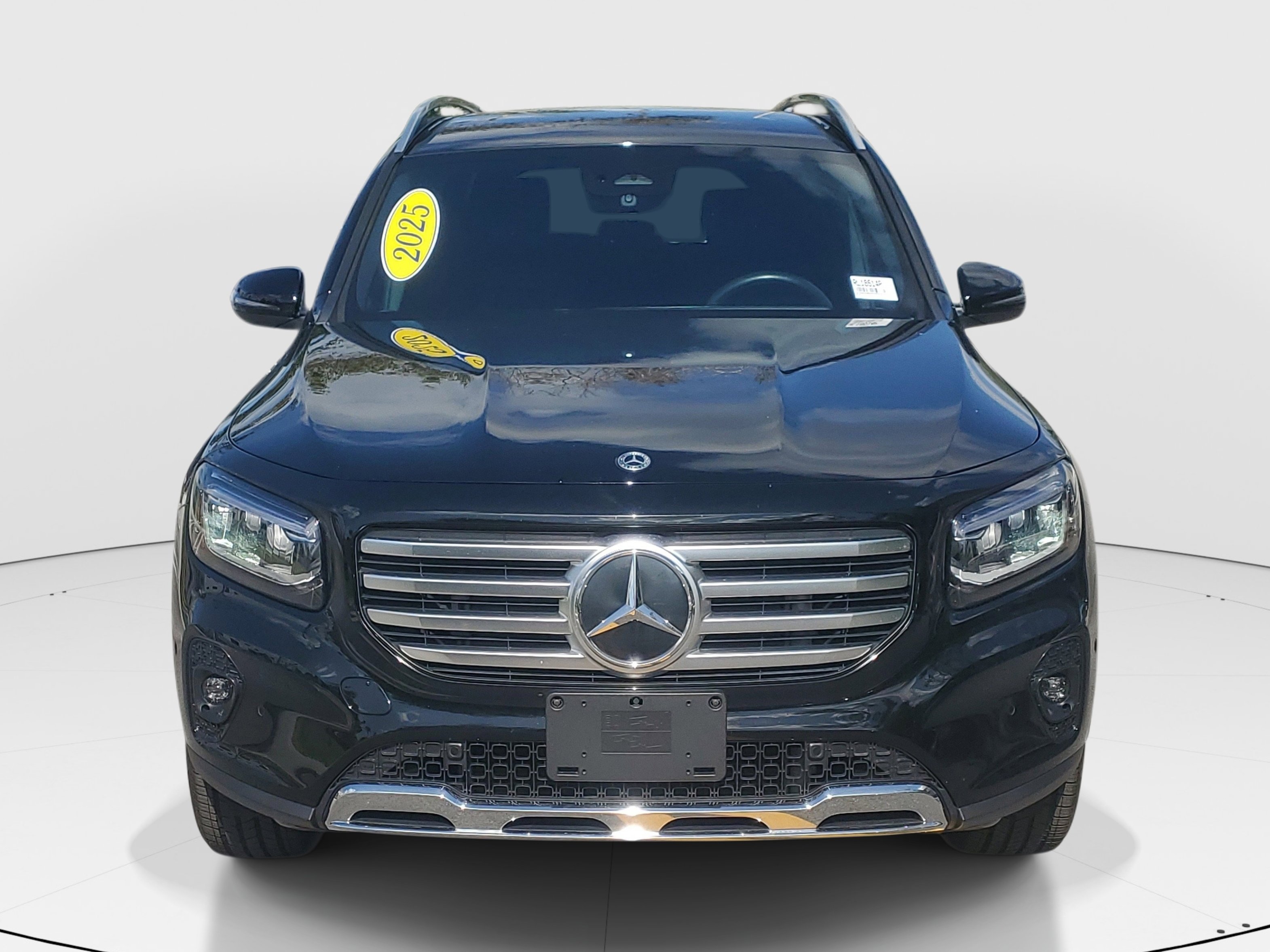 Used 2025 Mercedes-Benz GLB 250 4MATIC image 2