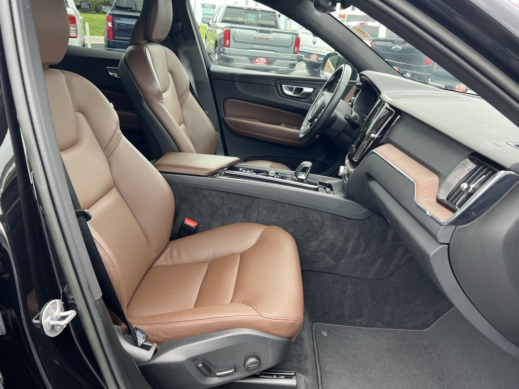 Used 2023 Volvo XC60 B5 Plus image 30