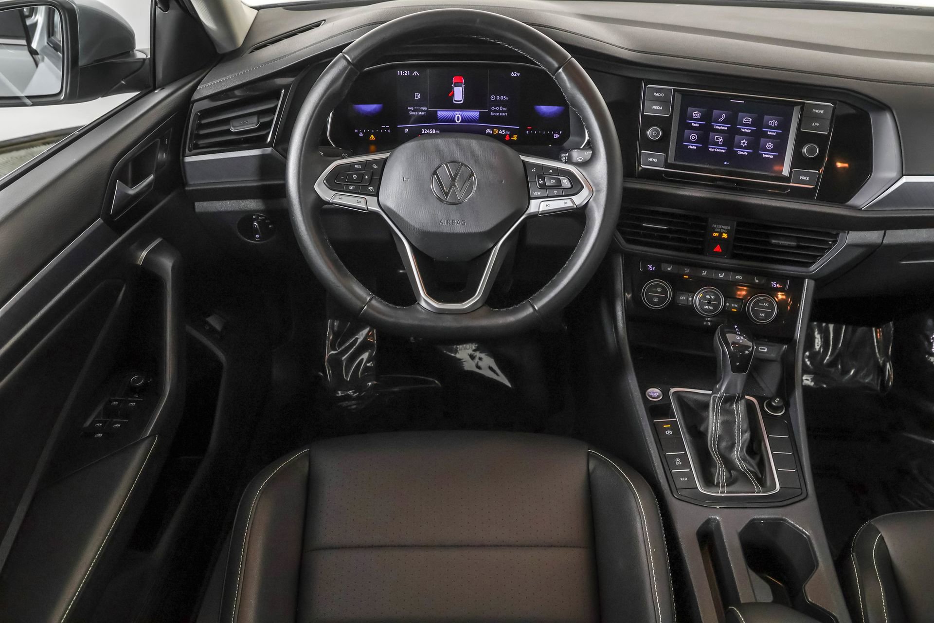 Certified 2024 Volkswagen Jetta SE w/ Panoramic Sunroof Package FWD image 38