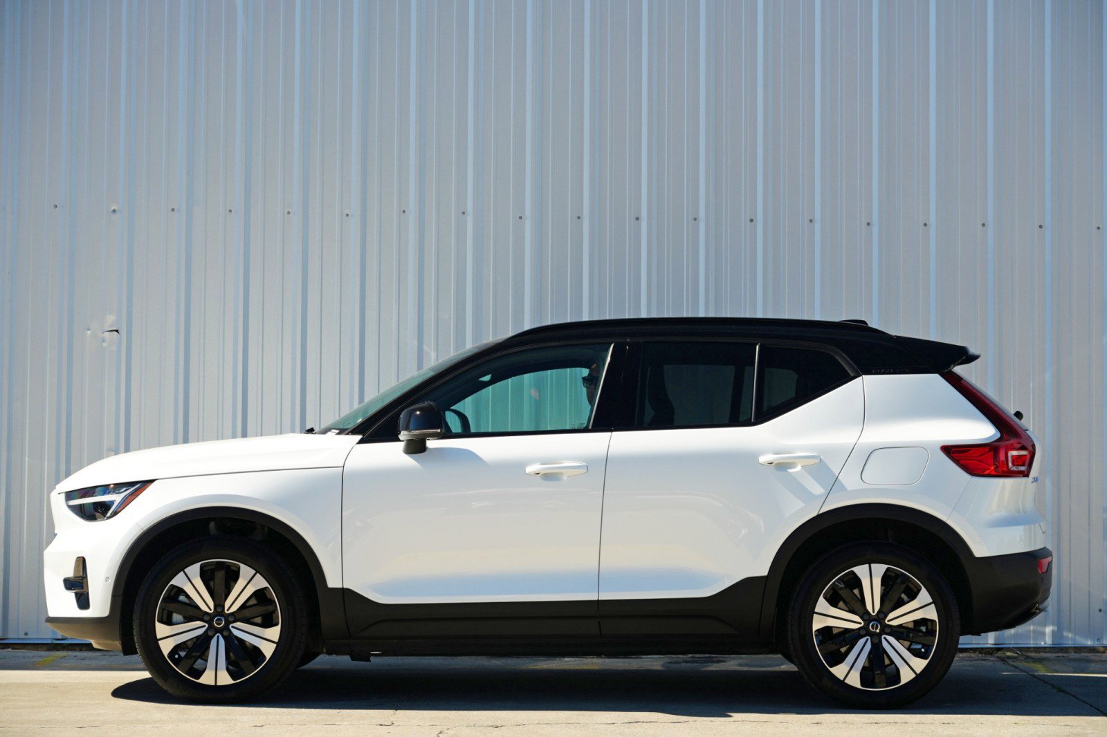 Used 2023 Volvo XC40 Recharge Plus w/ Protection Package Premier image 9