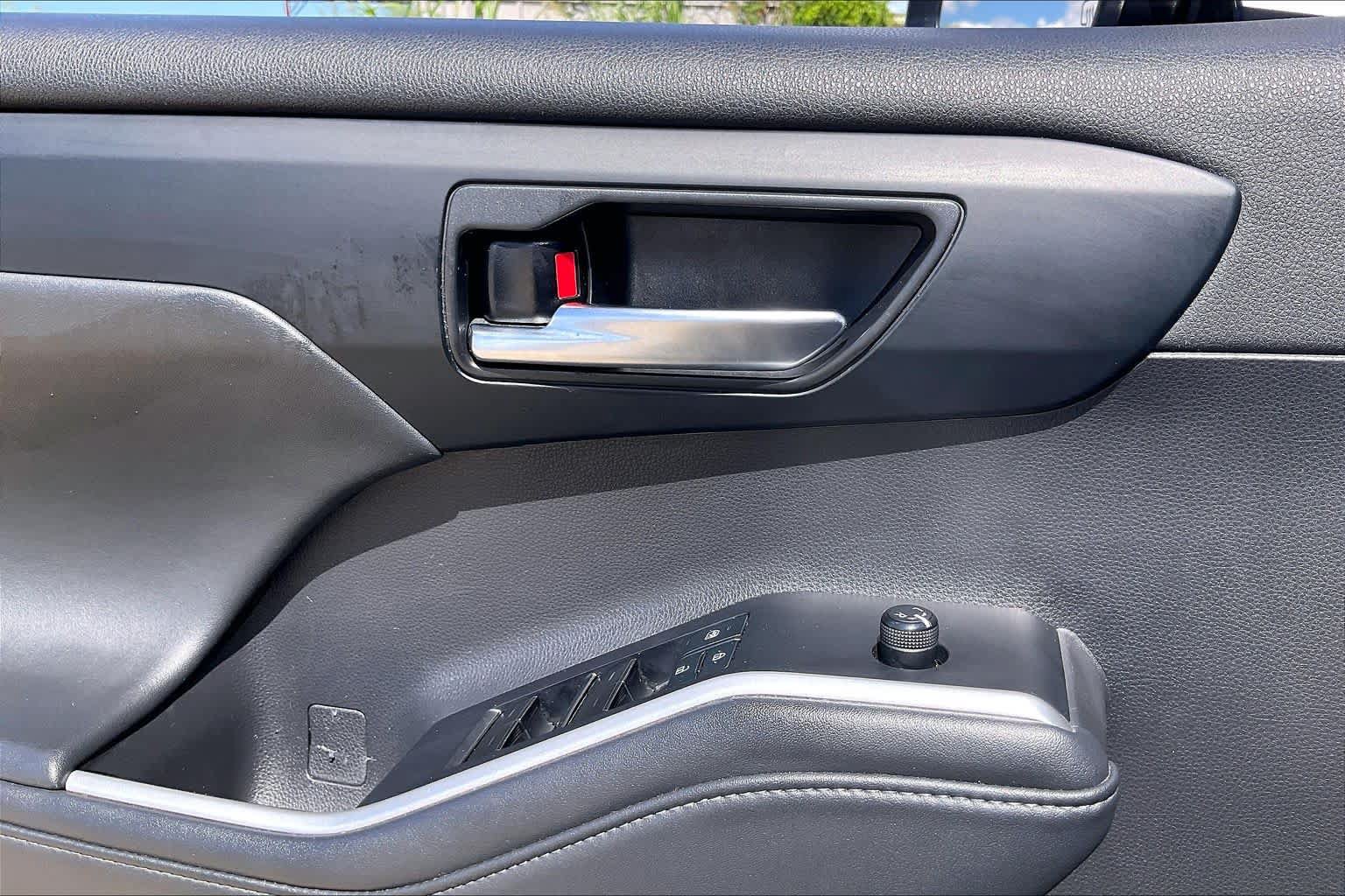 Used 2022 Toyota Highlander XLE FWD image 34