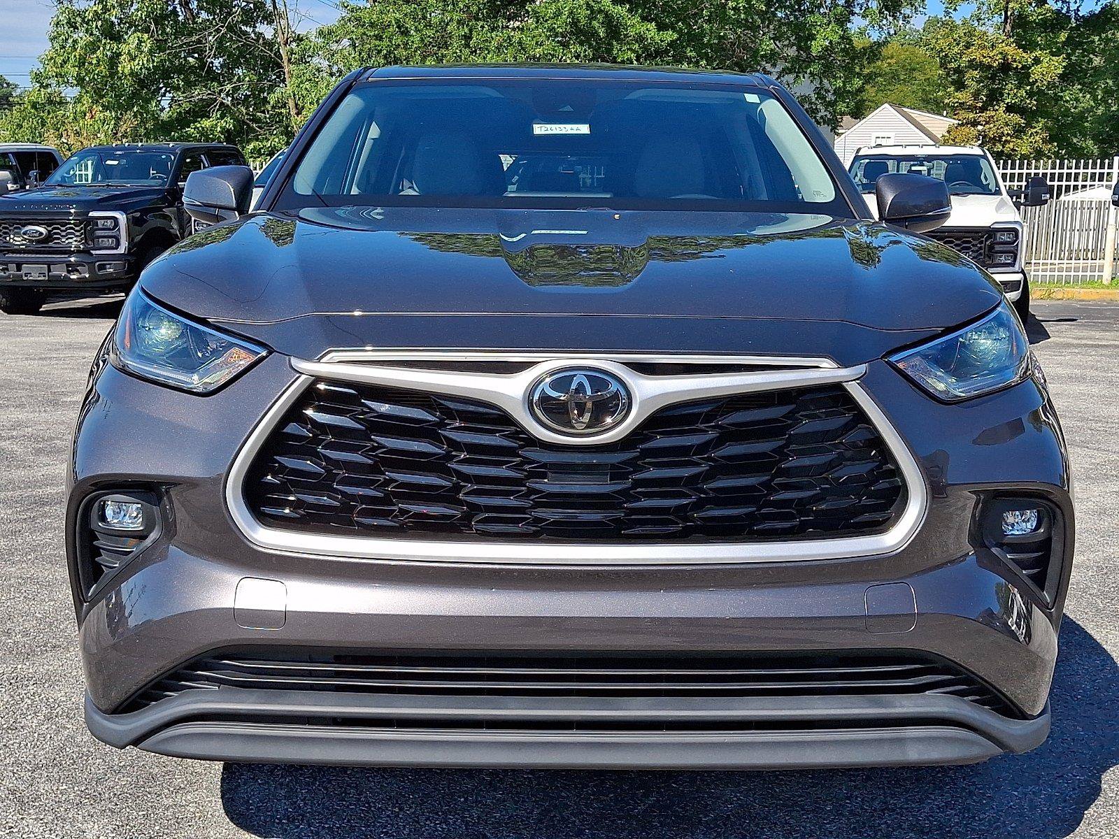 Used 2021 Toyota Highlander LE AWD/4WD image 2