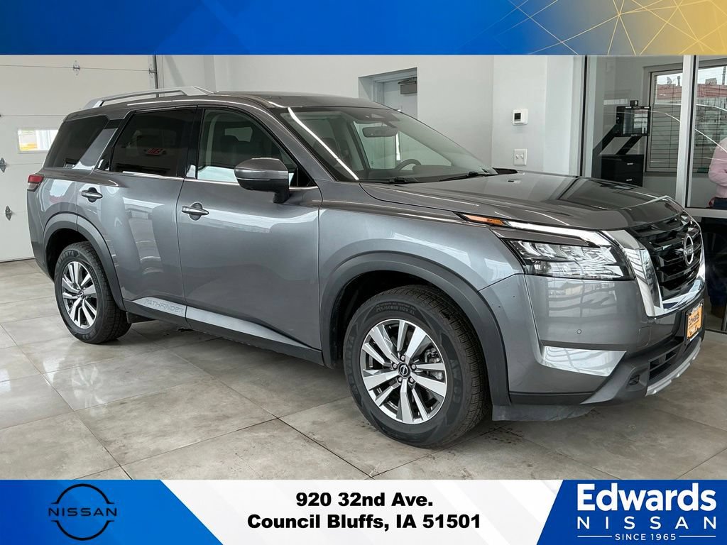 Used 2025 Nissan Pathfinder SL AWD/4WD image 2