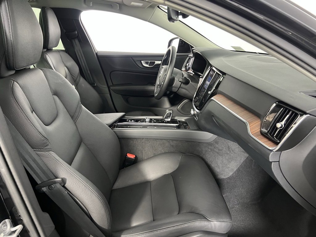 Used 2025 Volvo V60 B5 Cross Country Plus image 34