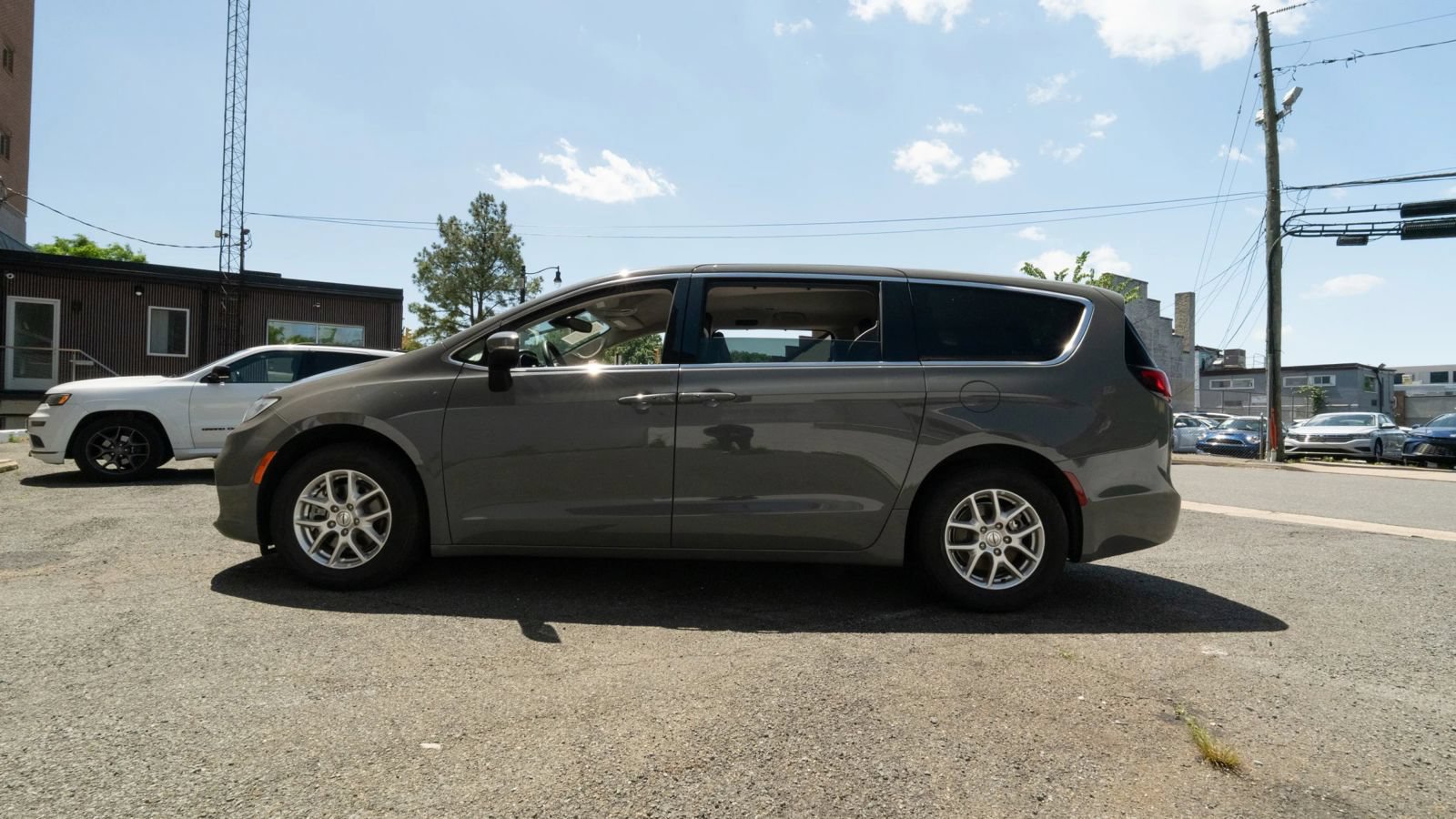 Used 2023 Chrysler Pacifica Touring-L FWD image 6