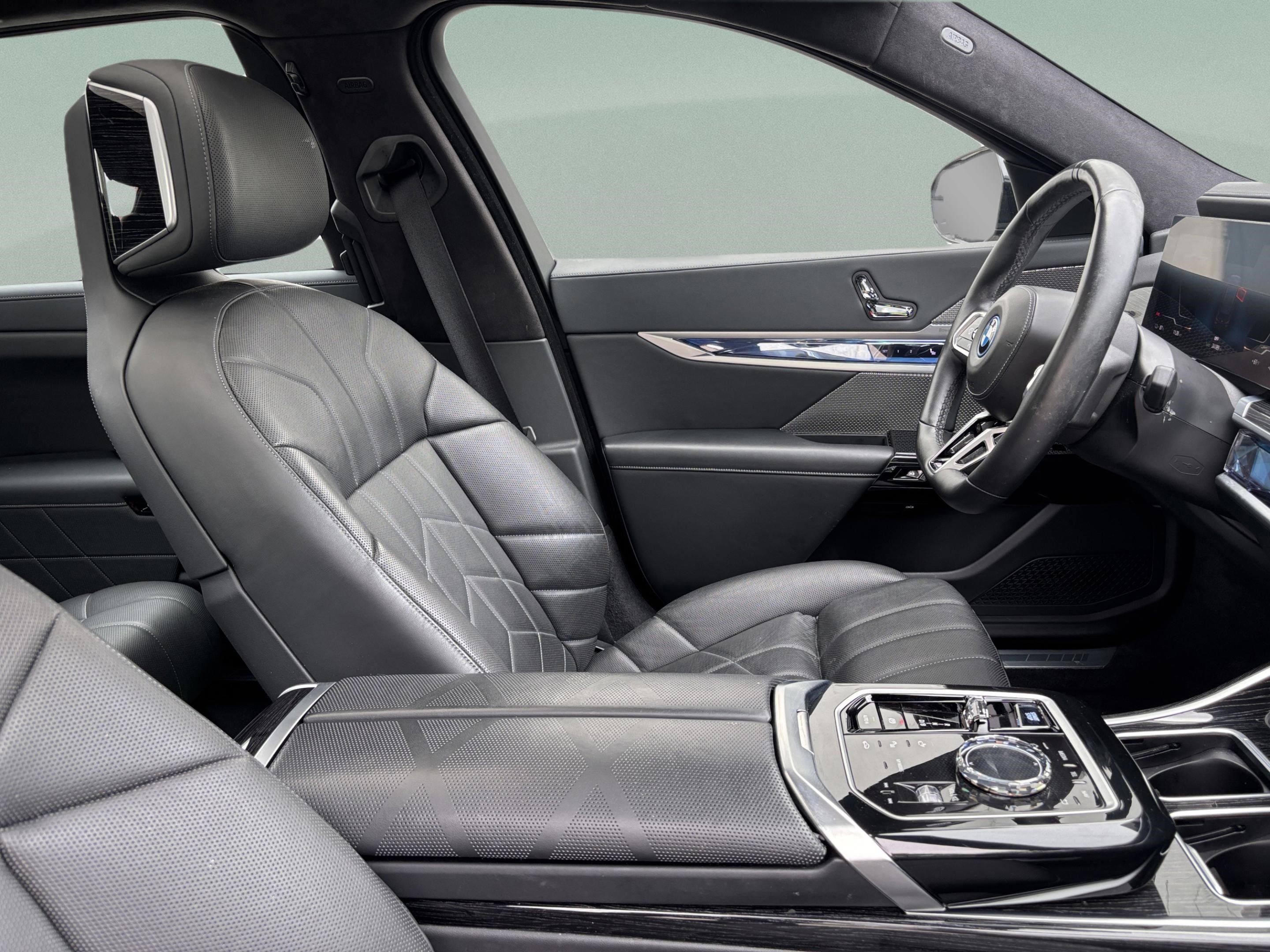Used 2024 BMW i7 xDrive60 w/ Executive Package image 23
