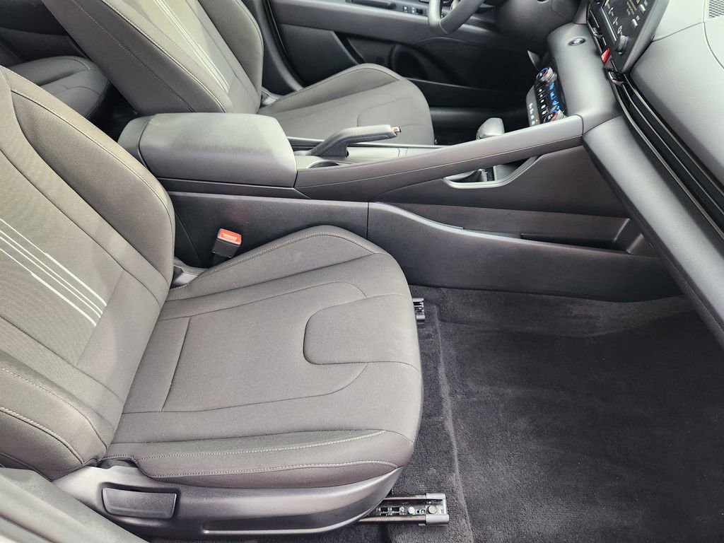 Used 2025 Hyundai Elantra Sport image 13