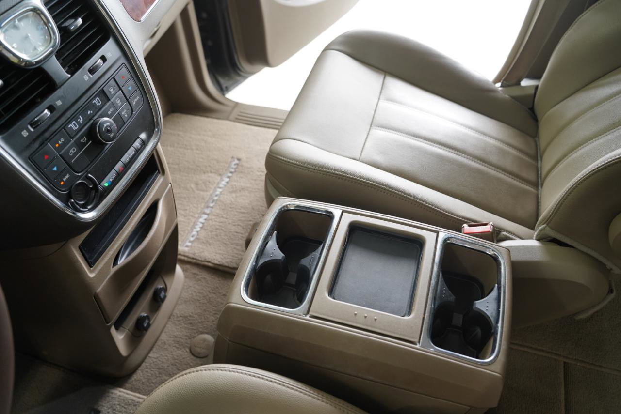 Used 2016 Chrysler Town & Country Touring FWD image 21
