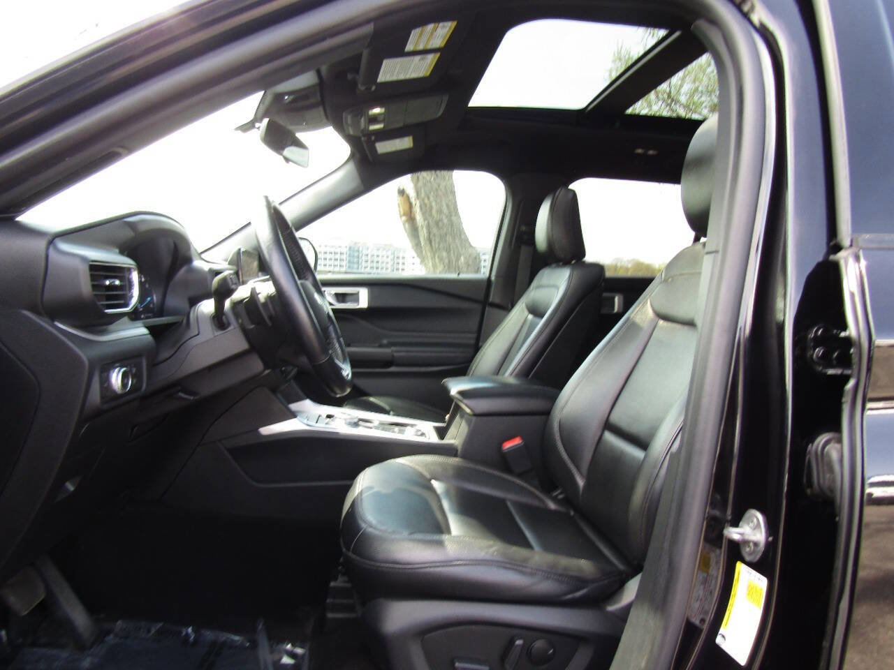 Used 2020 Ford Explorer XLT w/ Equipment Group 202A AWD/4WD image 12