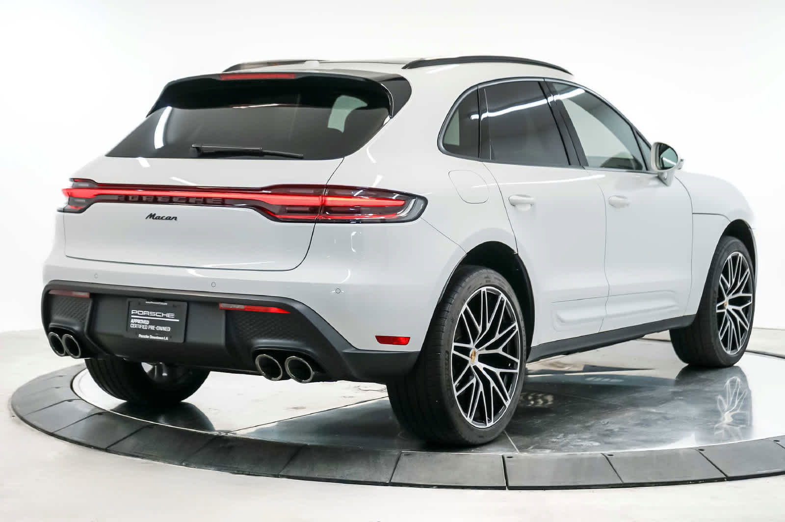 Certified 2026 Porsche Macan AWD/4WD image 9