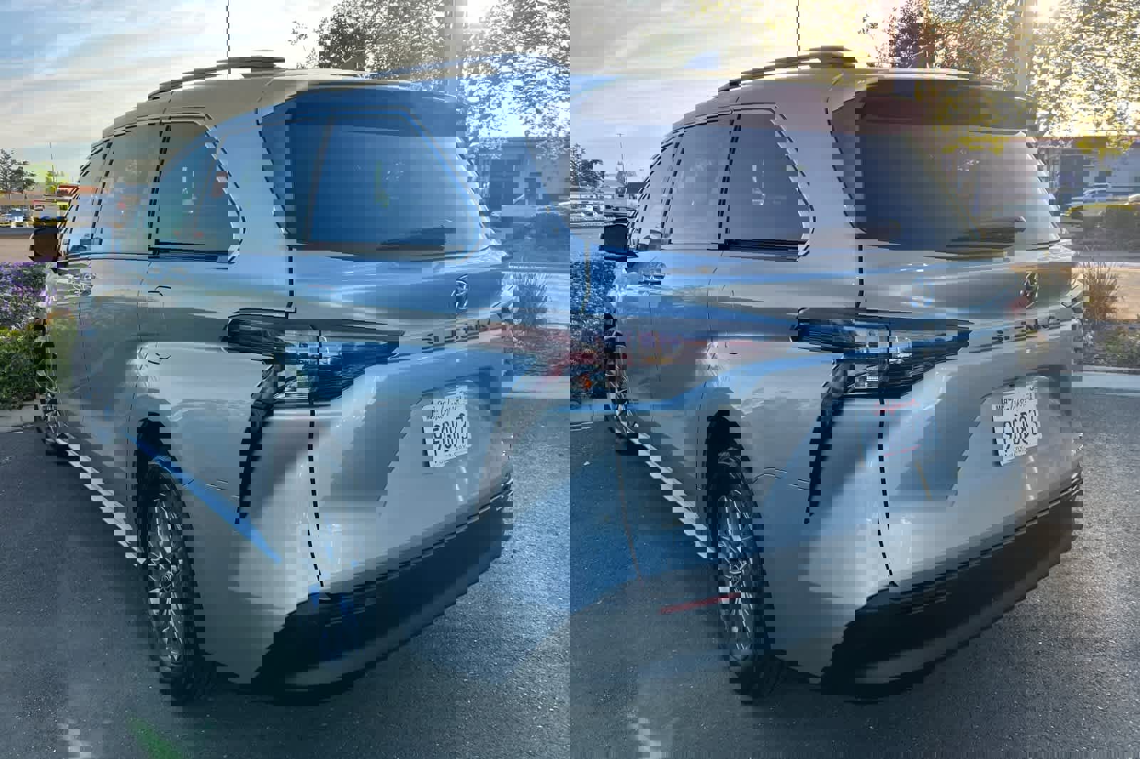 Used 2023 Toyota Sienna XLE image 6