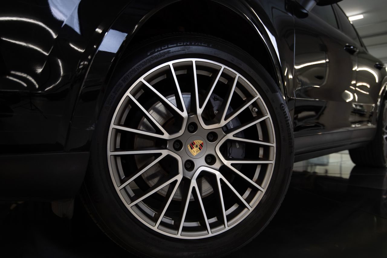 Certified 2023 Porsche Cayenne Platinum Edition image 12