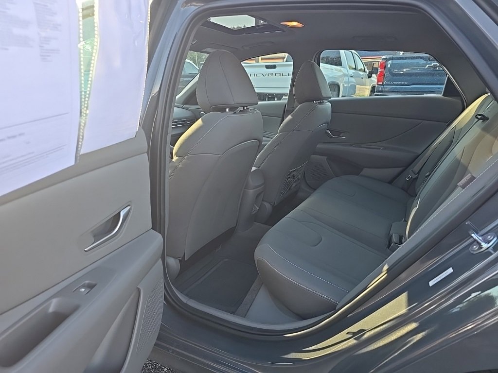 Used 2025 Hyundai Elantra SEL image 13