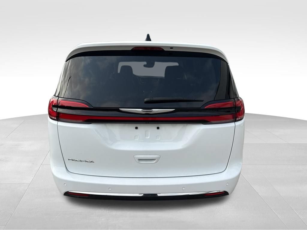 Used 2024 Chrysler Pacifica Touring-L FWD image 8