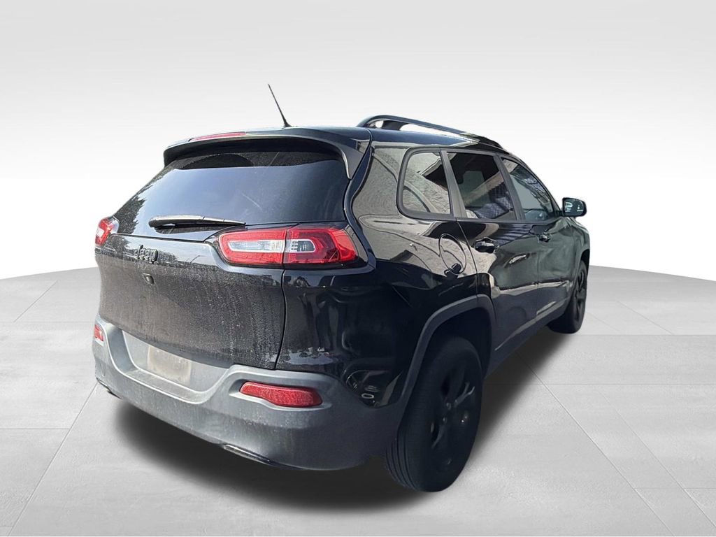 Used 2018 Jeep Cherokee Latitude w/ Altitude Package FWD image 2