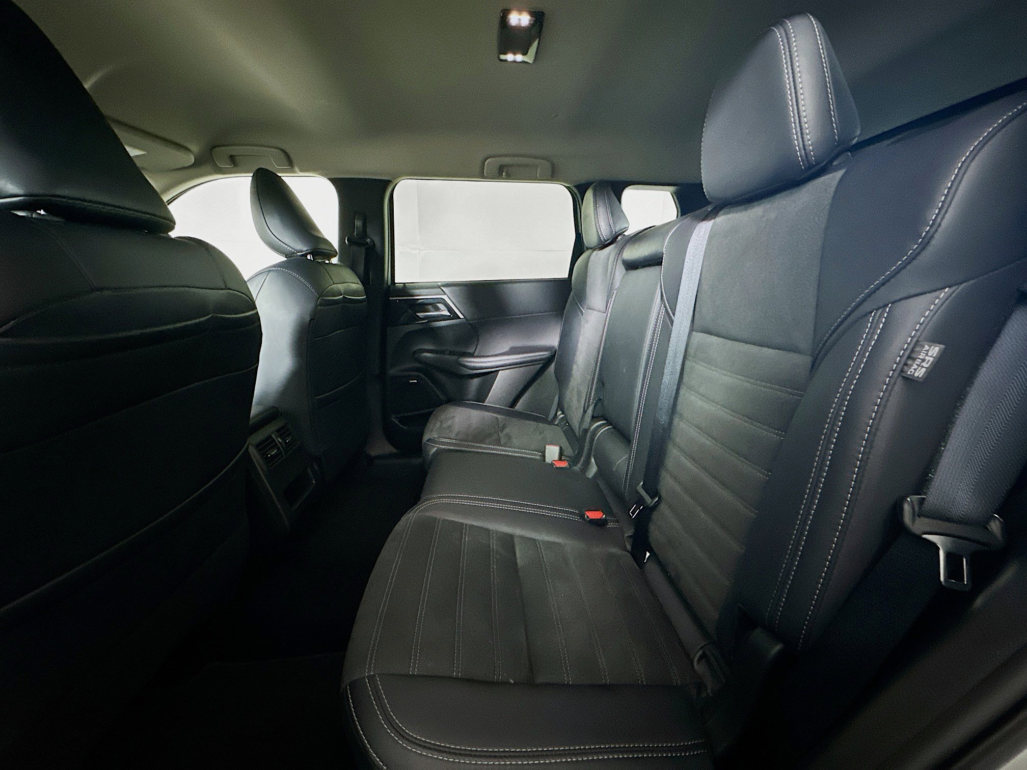 Used 2025 Mitsubishi Outlander SE image 27