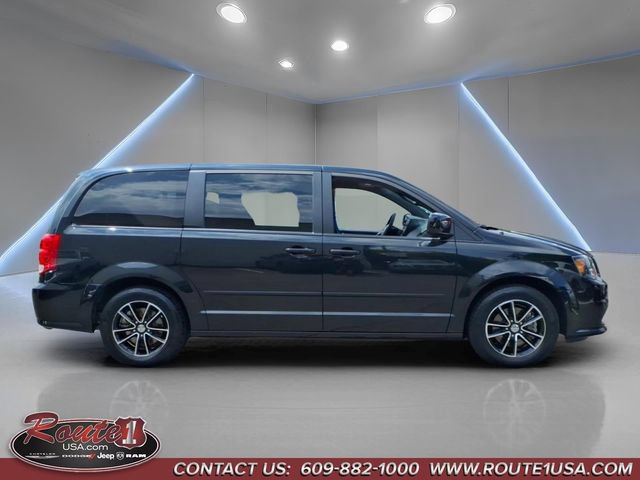 Used 2016 Dodge Grand Caravan SE FWD image 2