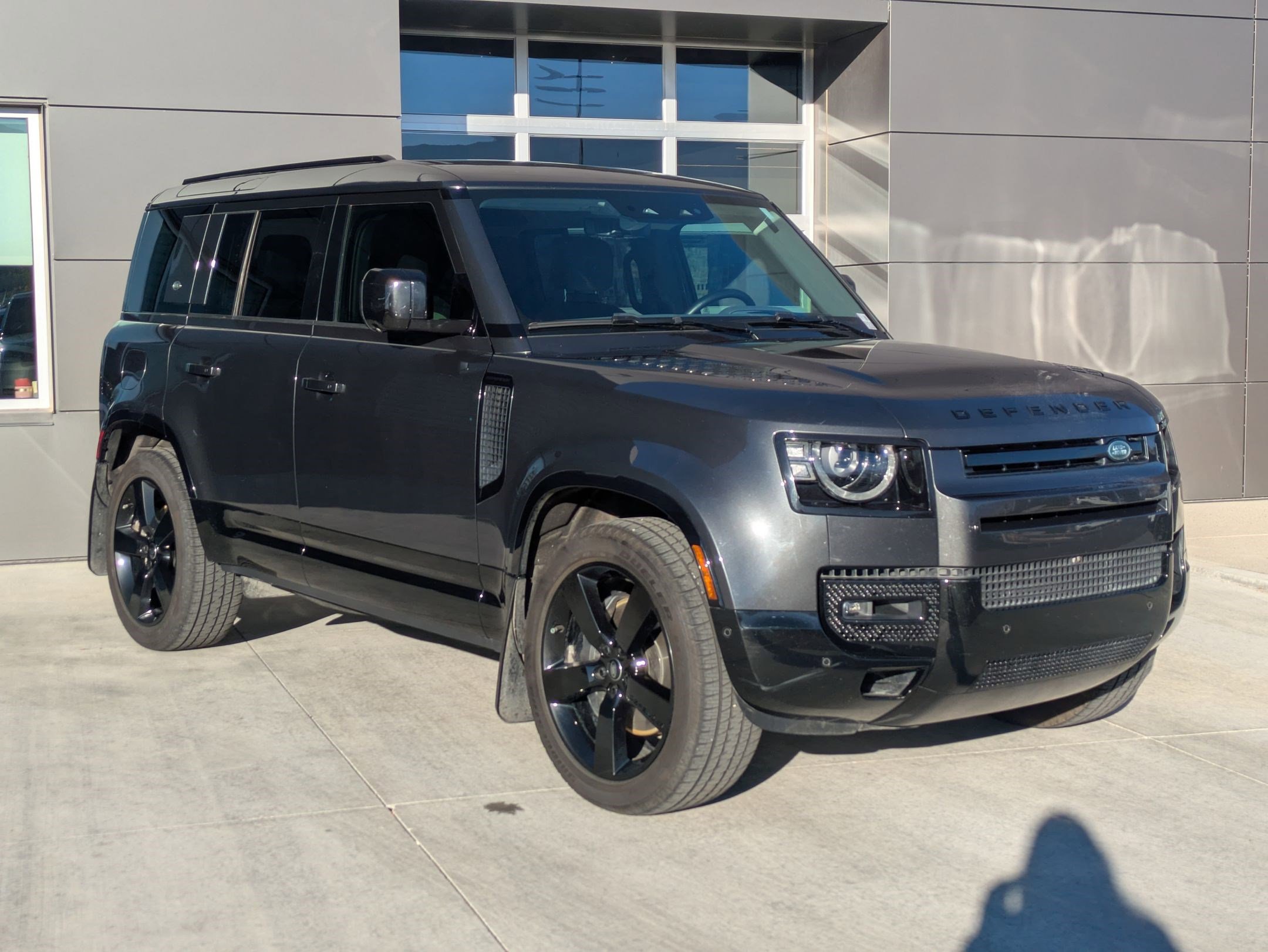 Used 2024 Land Rover Defender 110 X-Dynamic SE image 3