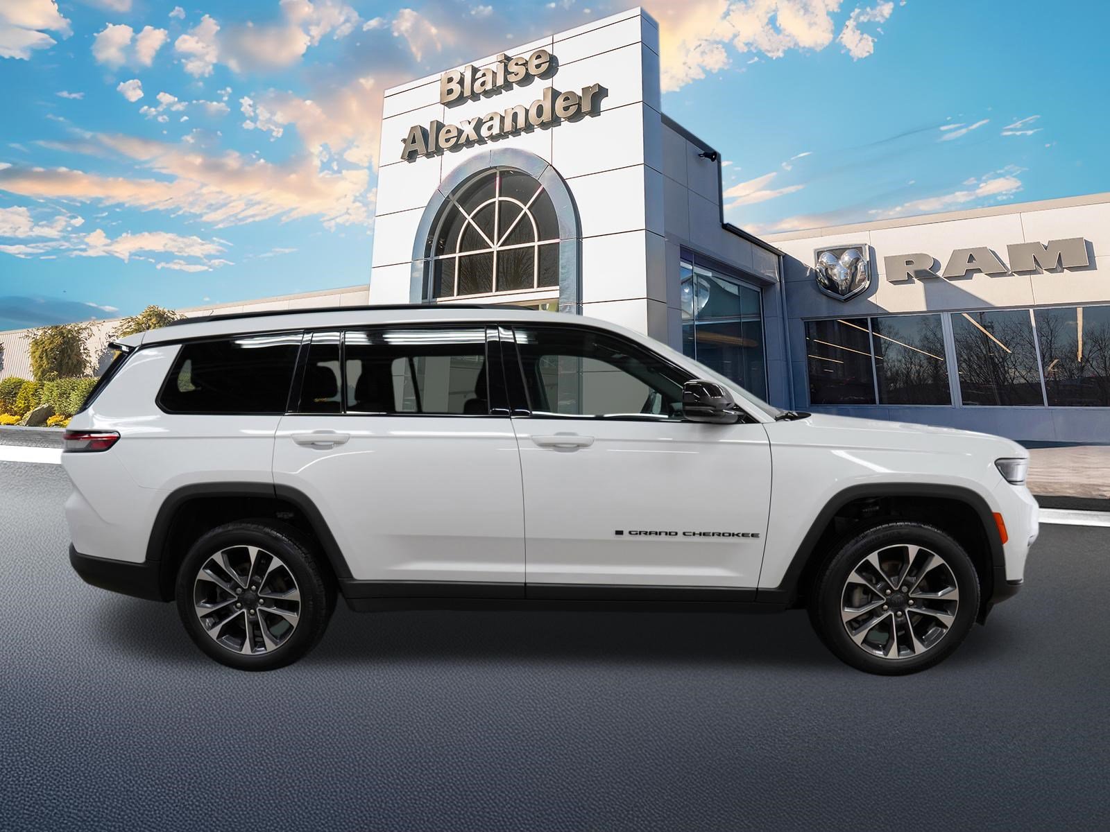 Certified 2023 Jeep Grand Cherokee L Laredo image 2