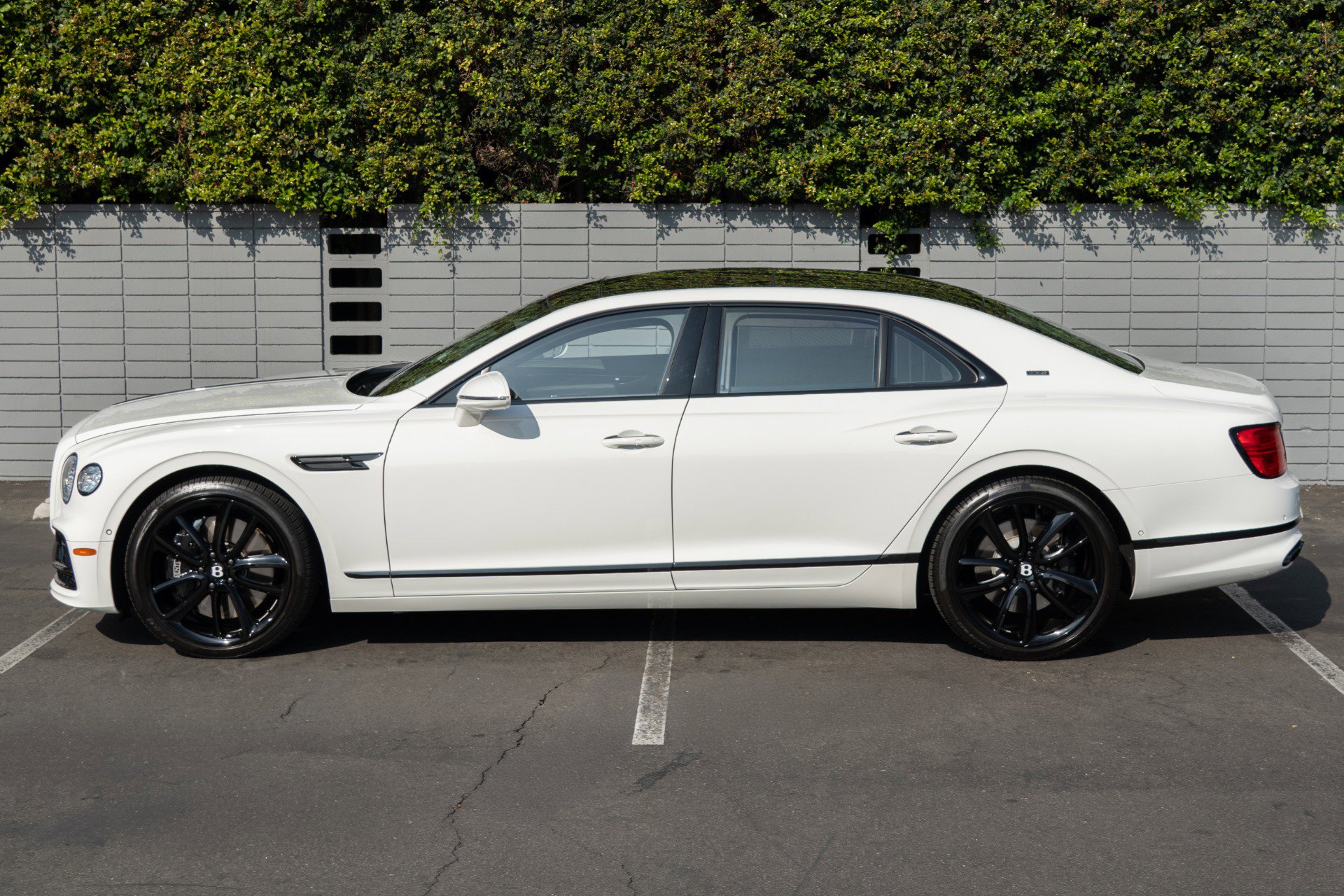 Used 2024 Bentley Flying Spur V8 image 22