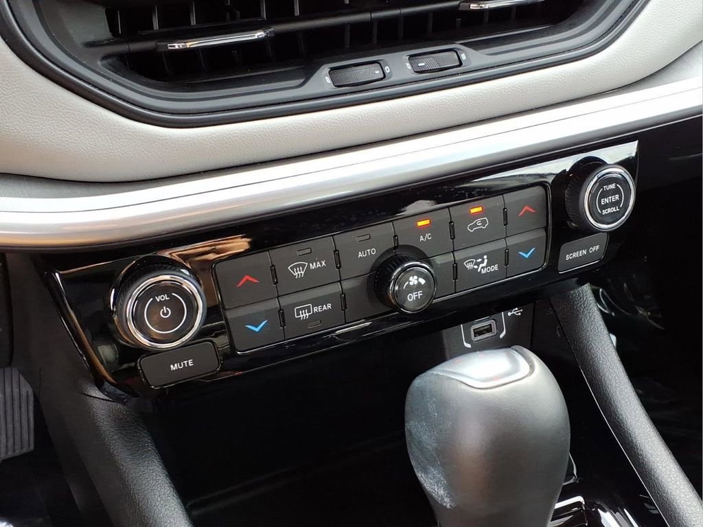 Used 2025 Jeep Compass Limited image 9