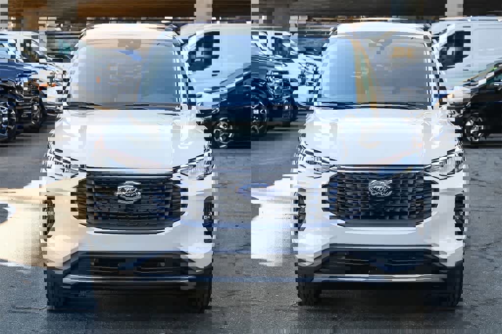New 2025 Ford Escape SE w/ Class II Trailer Tow Package image 2