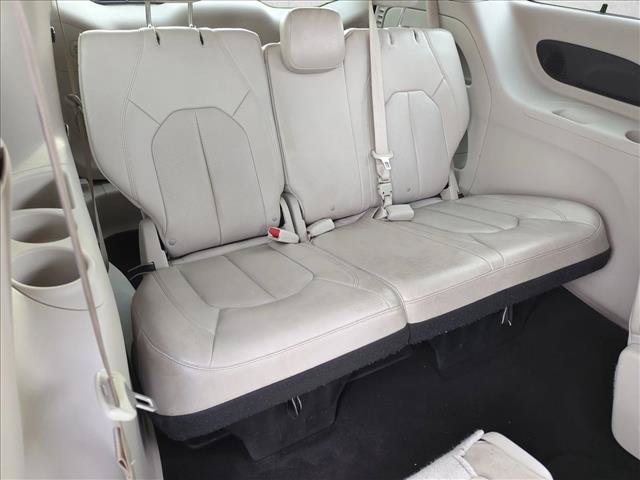 Used 2021 Chrysler Pacifica Touring-L w/ Premium & Safety Sphere Group FWD image 18