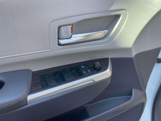 Used 2023 Toyota Sienna XLE FWD image 17