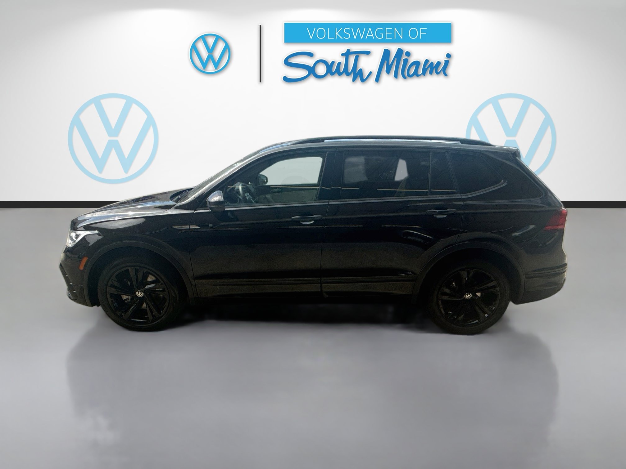 Used 2024 Volkswagen Tiguan SE R-Line FWD image 4