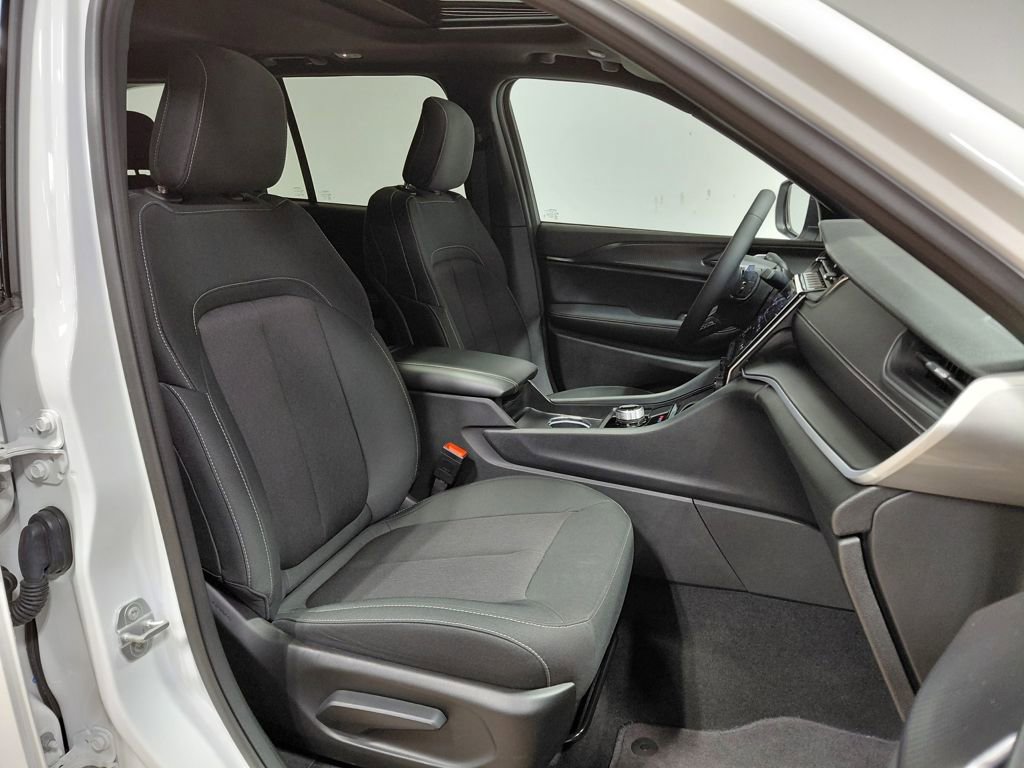 Certified 2025 Jeep Grand Cherokee Laredo X image 27