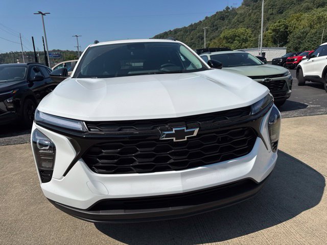 New 2026 Chevrolet Trax LT w/ Sunroof Package FWD image 2