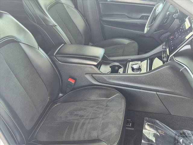 Used 2024 Jeep Grand Cherokee L Altitude AWD/4WD image 22