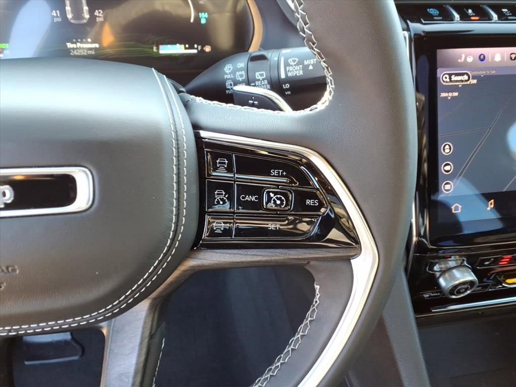 Used 2023 Jeep Grand Cherokee Overland w/ Luxury Tech Group IV image 24