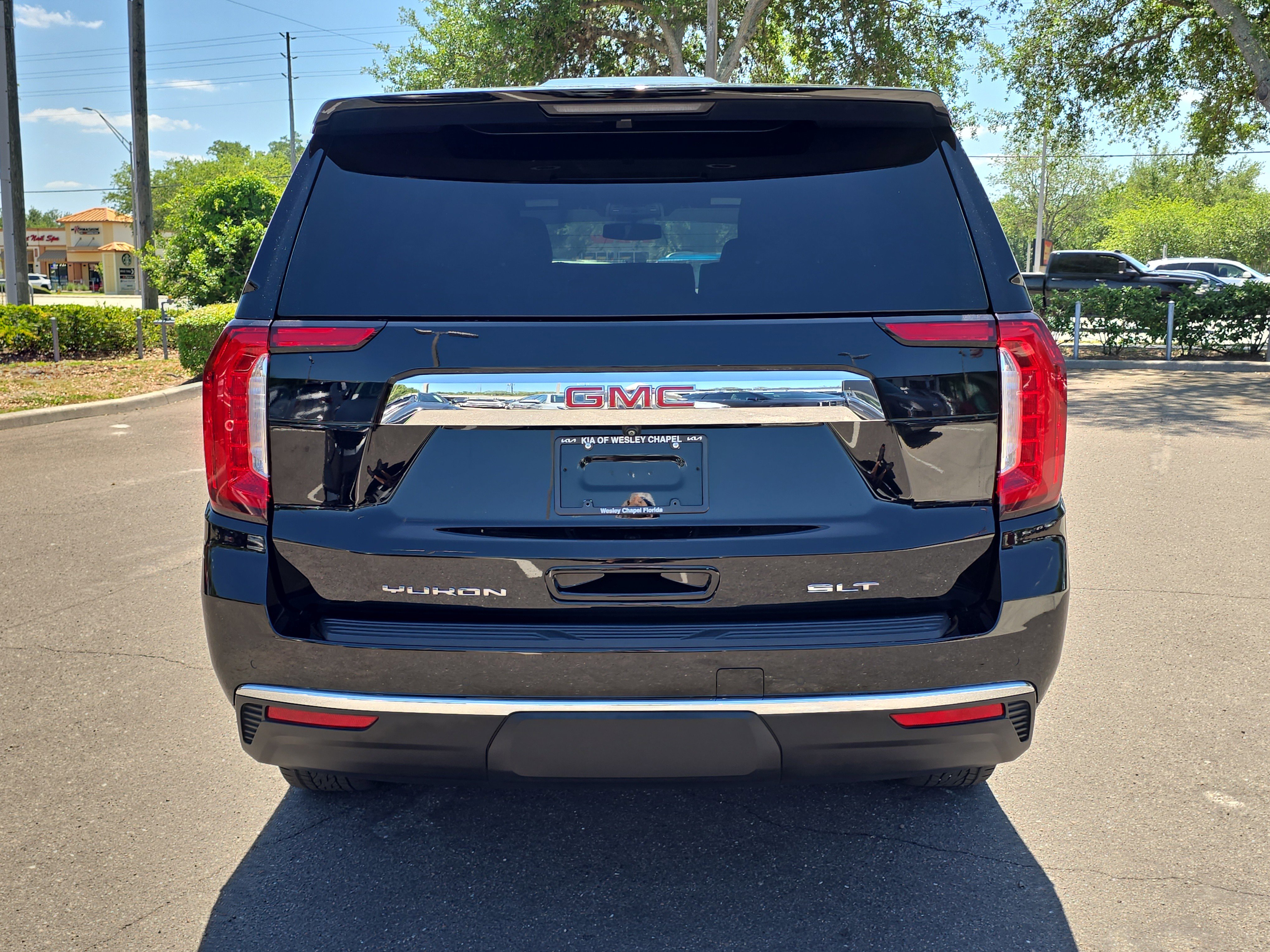 Used 2023 GMC Yukon SLT w/ SLT Luxury Package AWD/4WD image 7