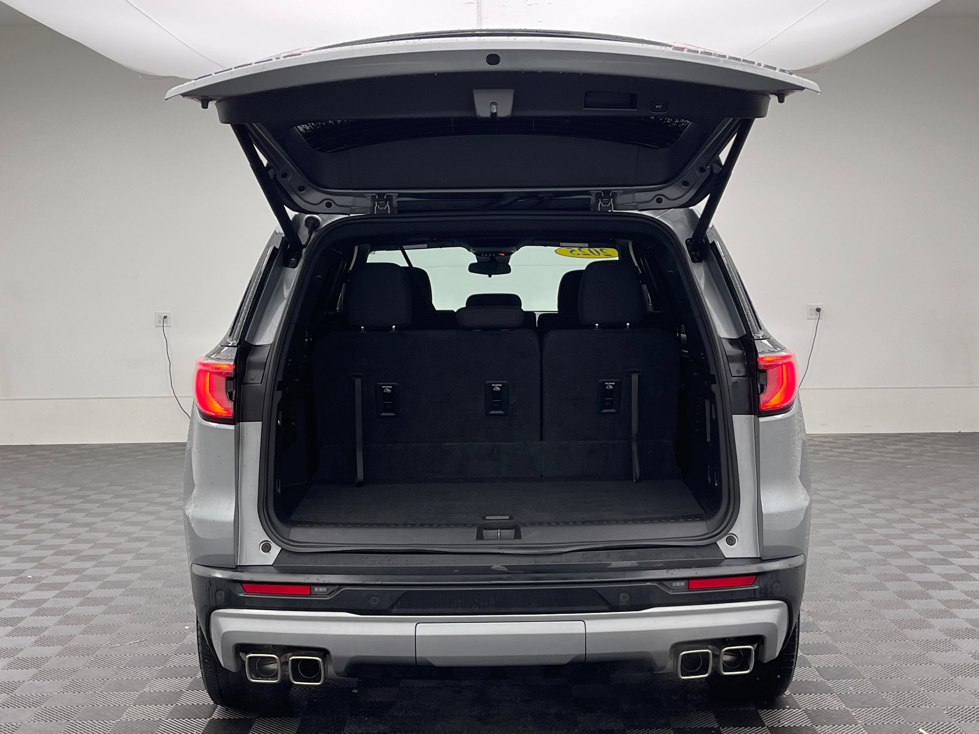 Used 2025 GMC Acadia Elevation FWD image 9