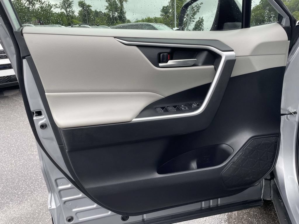 Used 2022 Toyota RAV4 XLE AWD/4WD image 5