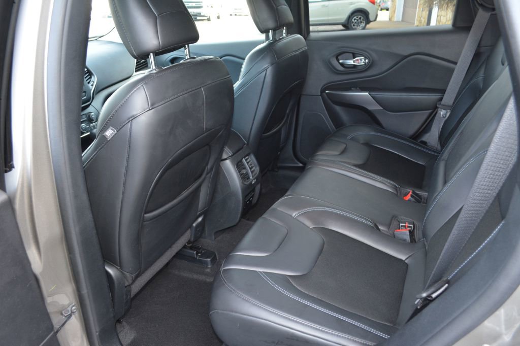 Used 2020 Jeep Cherokee Latitude Plus w/ Cold Weather Group image 11