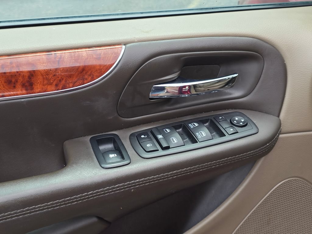 Used 2016 Chrysler Town & Country Touring FWD image 33