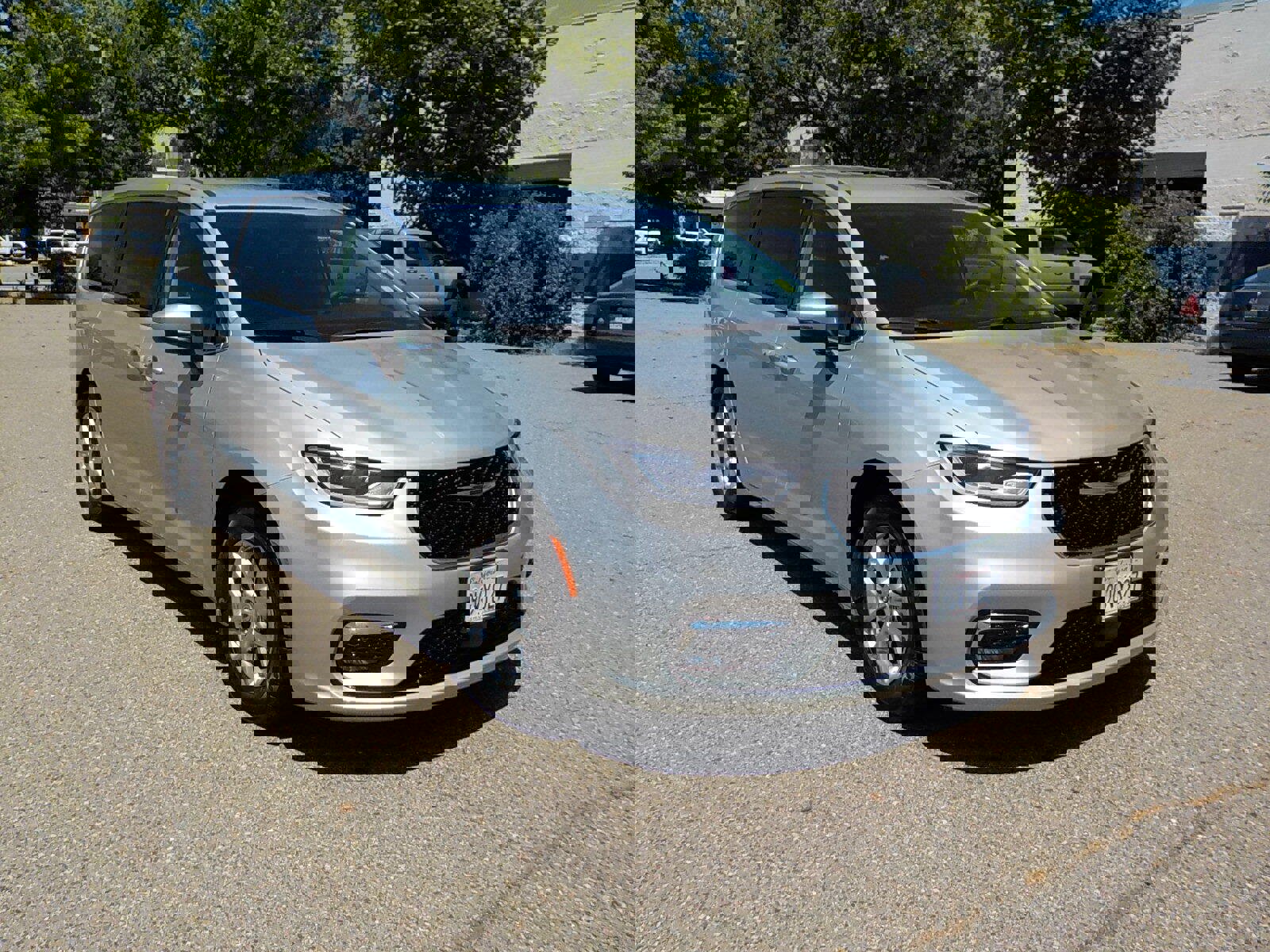 Used 2023 Chrysler Pacifica Touring-L image 3