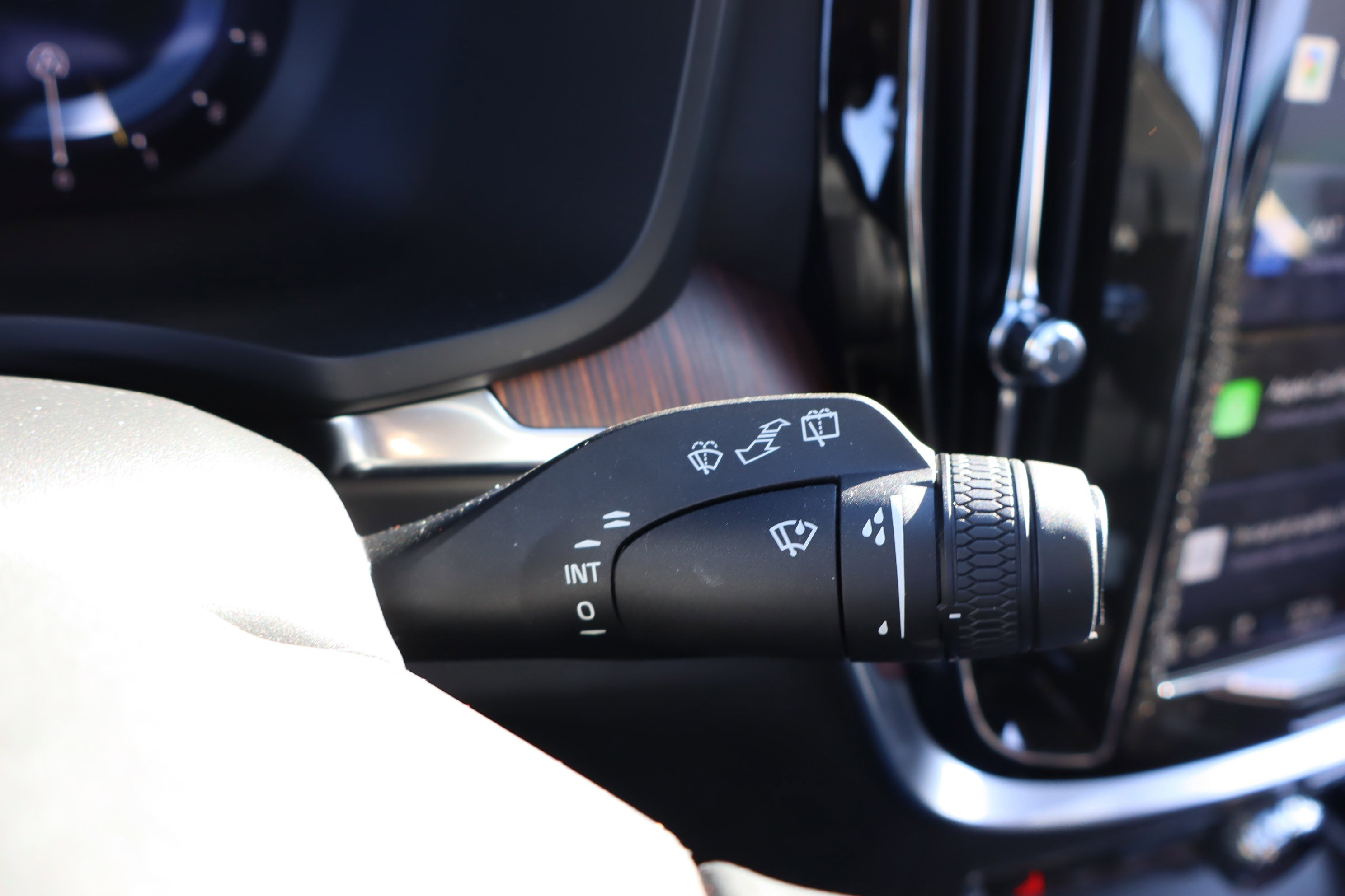 Used 2025 Volvo V60 B5 Cross Country Plus image 23