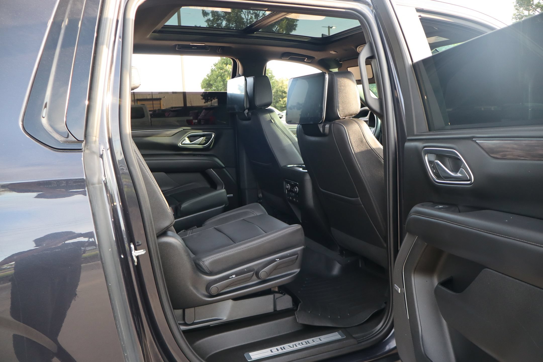 Used 2023 Chevrolet Suburban Z71 w/ Off-Road Capability Package AWD/4WD image 29