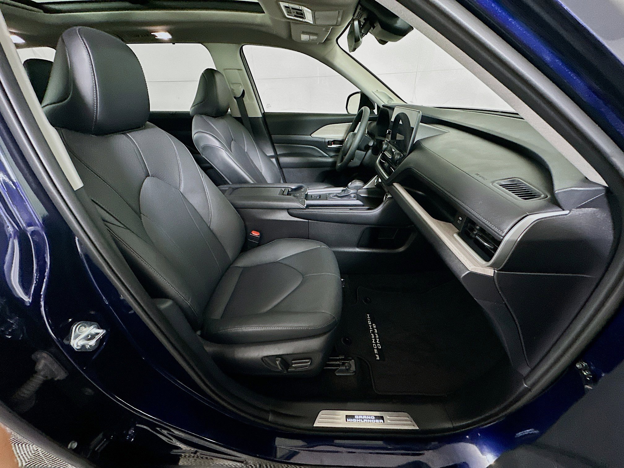 Used 2025 Toyota Grand Highlander FWD image 34